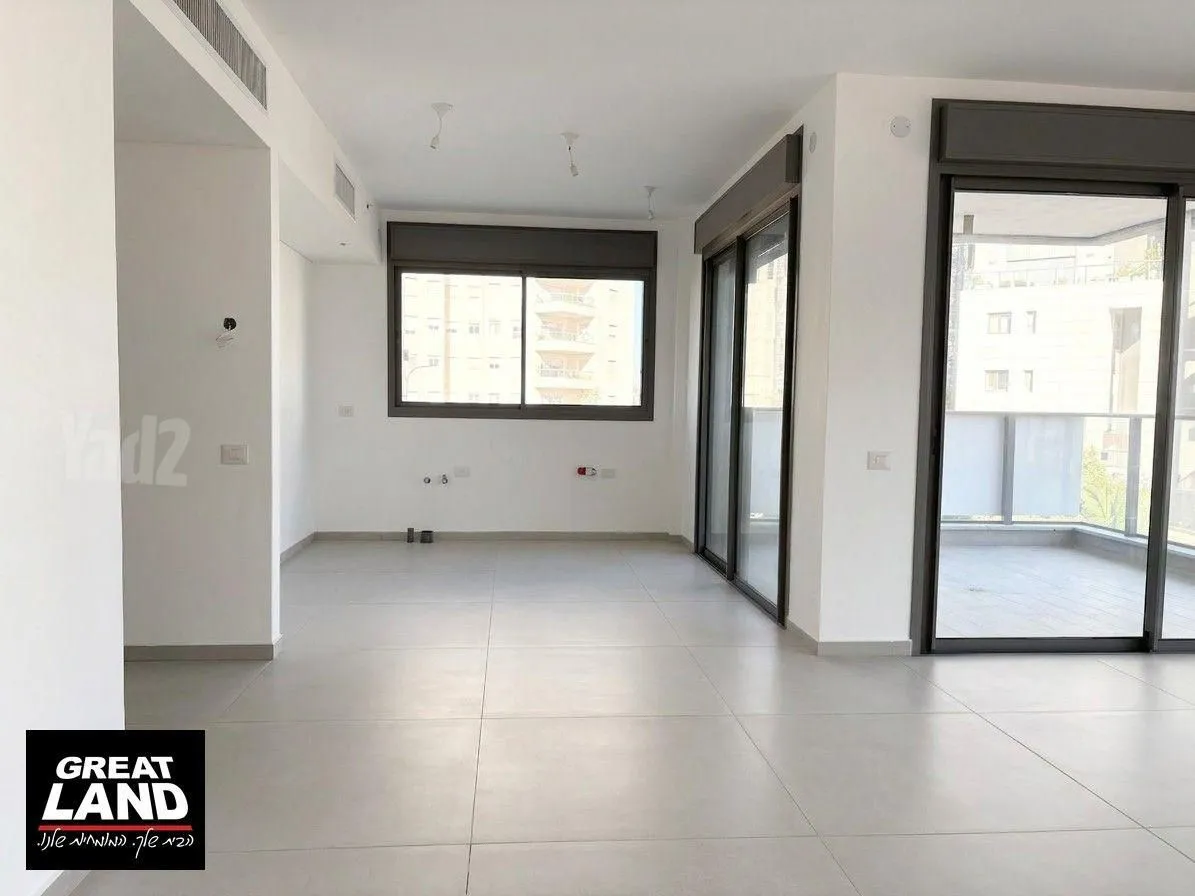 דירה 5 חדרים בנווה גן – תמונה 2 מתוך 6